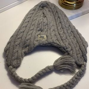 Grey Helly Hansen cable knit winter hat ❄️